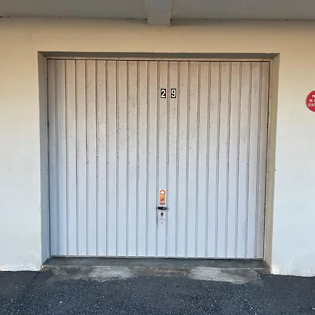 Appartement T2 Moderne Avec Piscines, Garage Et Proche - - Fr-1-796-43 *