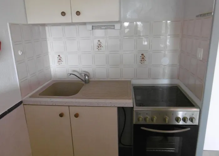 T2 Moderne Avec Piscines, Garage Et Proche - - Fr-1-796-43